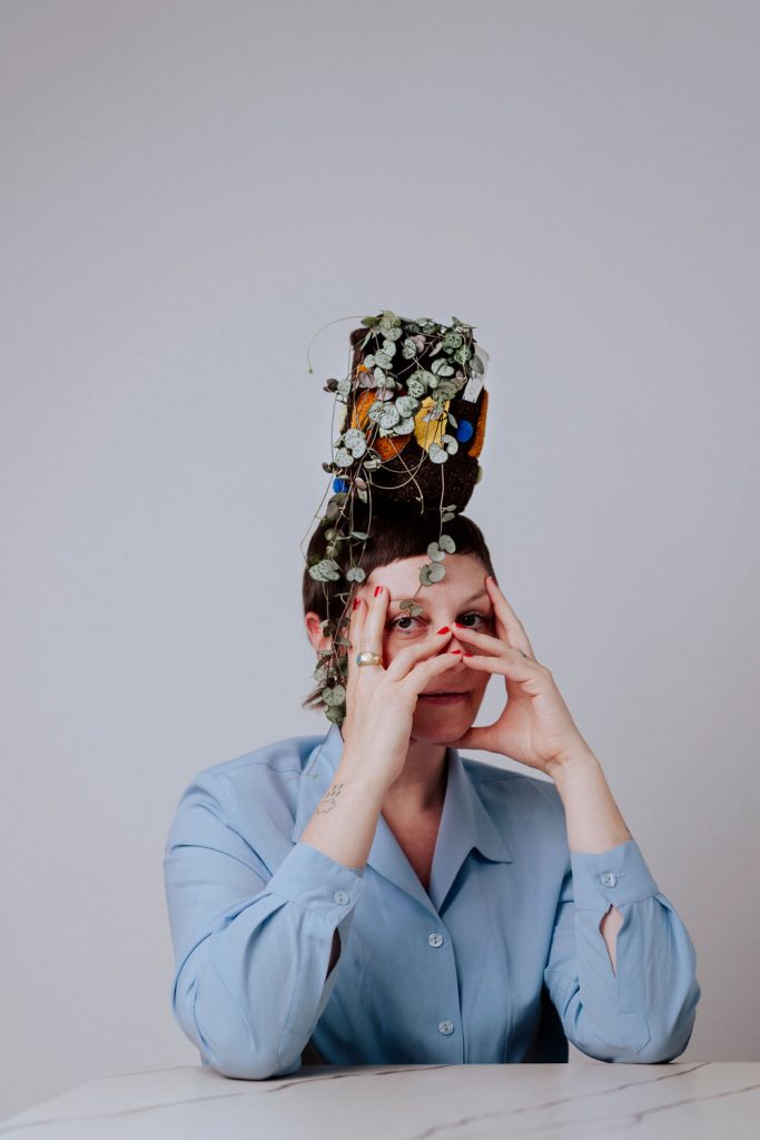 lifestyle photo of a girl with a pot of a plant on her head Studio Gleich 12 Tatiana Zhabina