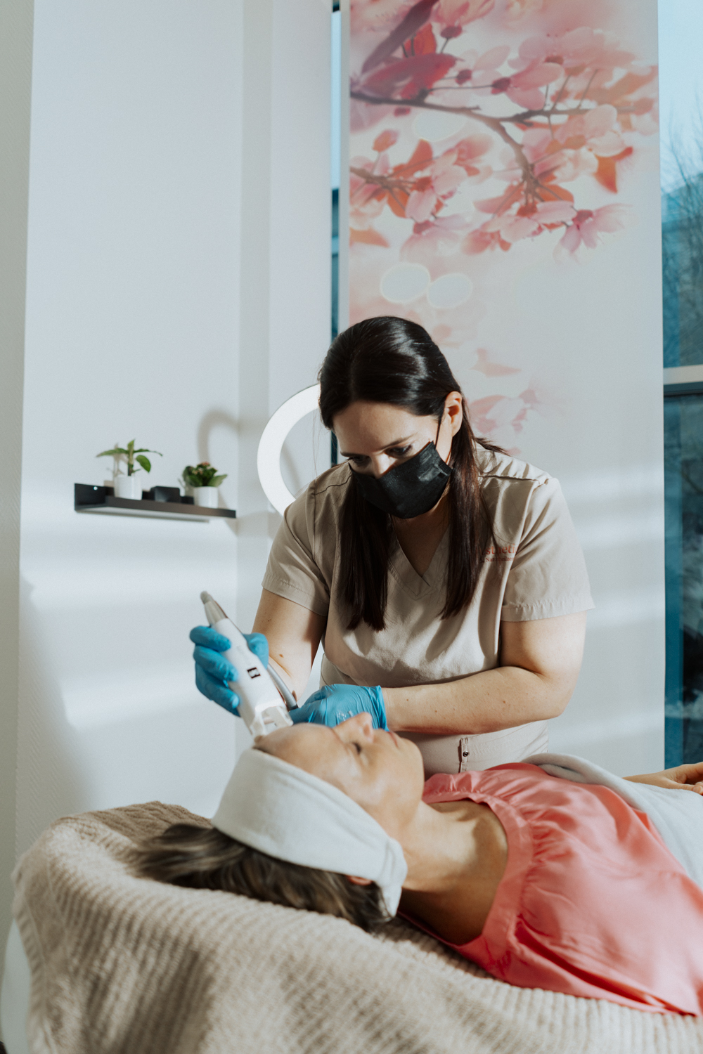 Sharon Decker treats a patient in her studio Aesthetica Naturheilzentrum