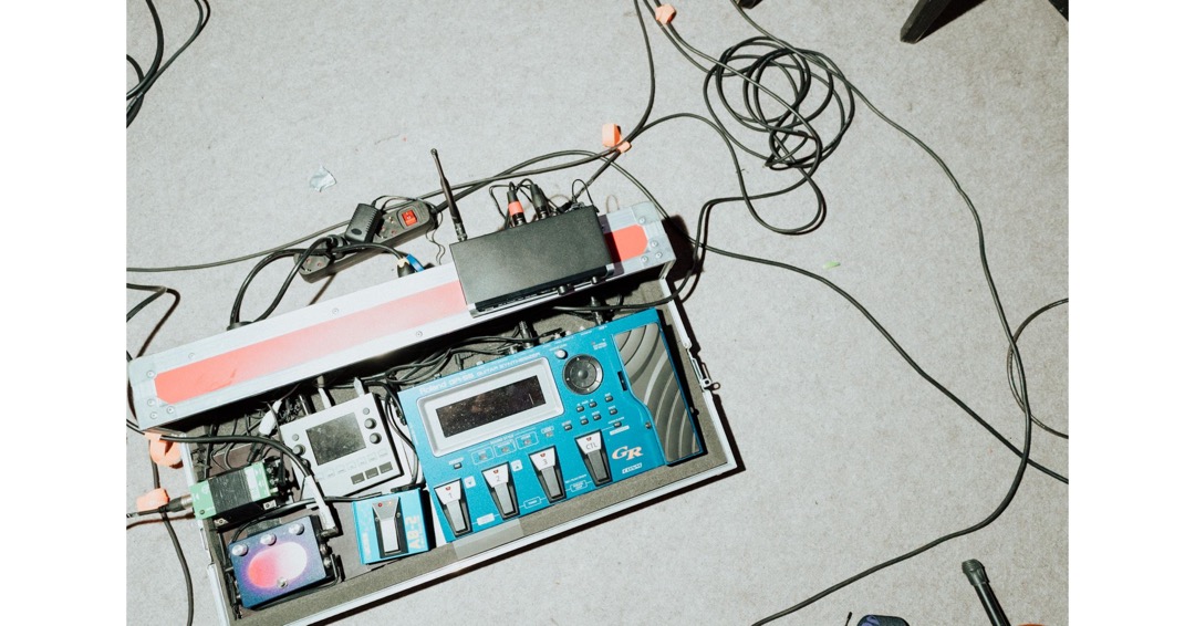 blue cassette recorder in a lifestyle photograph of a band rehearsal with a gritty 90s vibe, taken by a professional commercial photographer / Blauer Kassettenrekorder bei der Bandprobe von Elektrokowski in Reutlingen fotografiert von Nadine Wilmanns Branding Fotografin