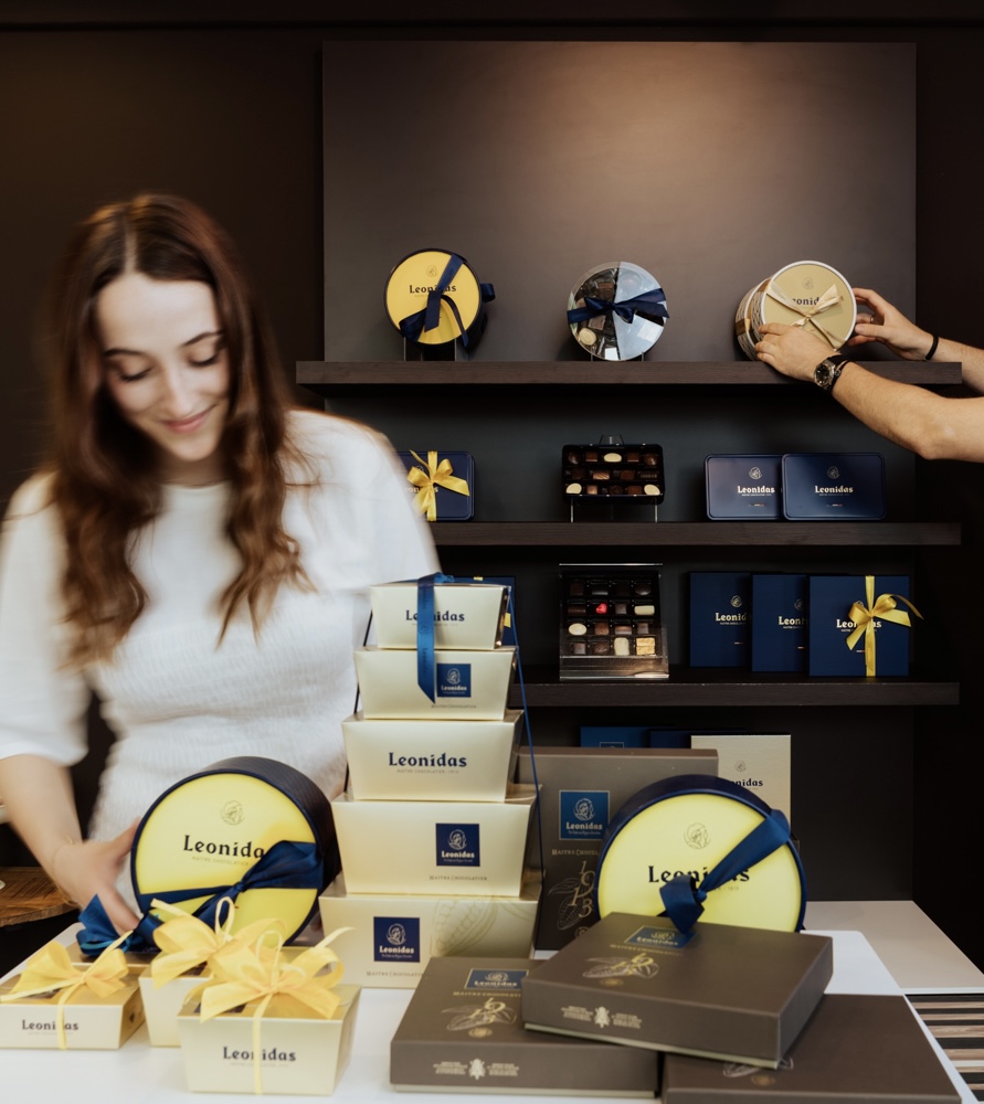 girl organizing chocolates in a Leonidas Store in Reutlingen