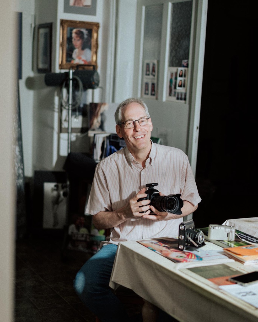 Fotograf Steffen Burgemeister mit Kamera in seinem Atelier in Pfullingen , photographer Steffen Burgemeister with his camera in his studio in Pfullingen