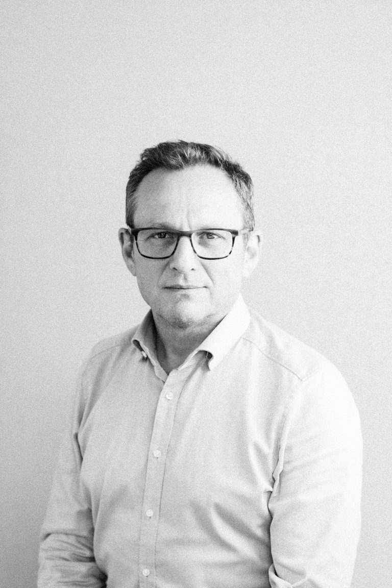 Portrait of sales trainer Johannes Wagner in Metzingen by lifestyle photographer Nadine Wilmanns / Portrait von SHP-Potential-Trainer Johannes Wagner fotografiert von Lifestyle Fotografin Nadine Wilmanns im Atelier in Metzingen