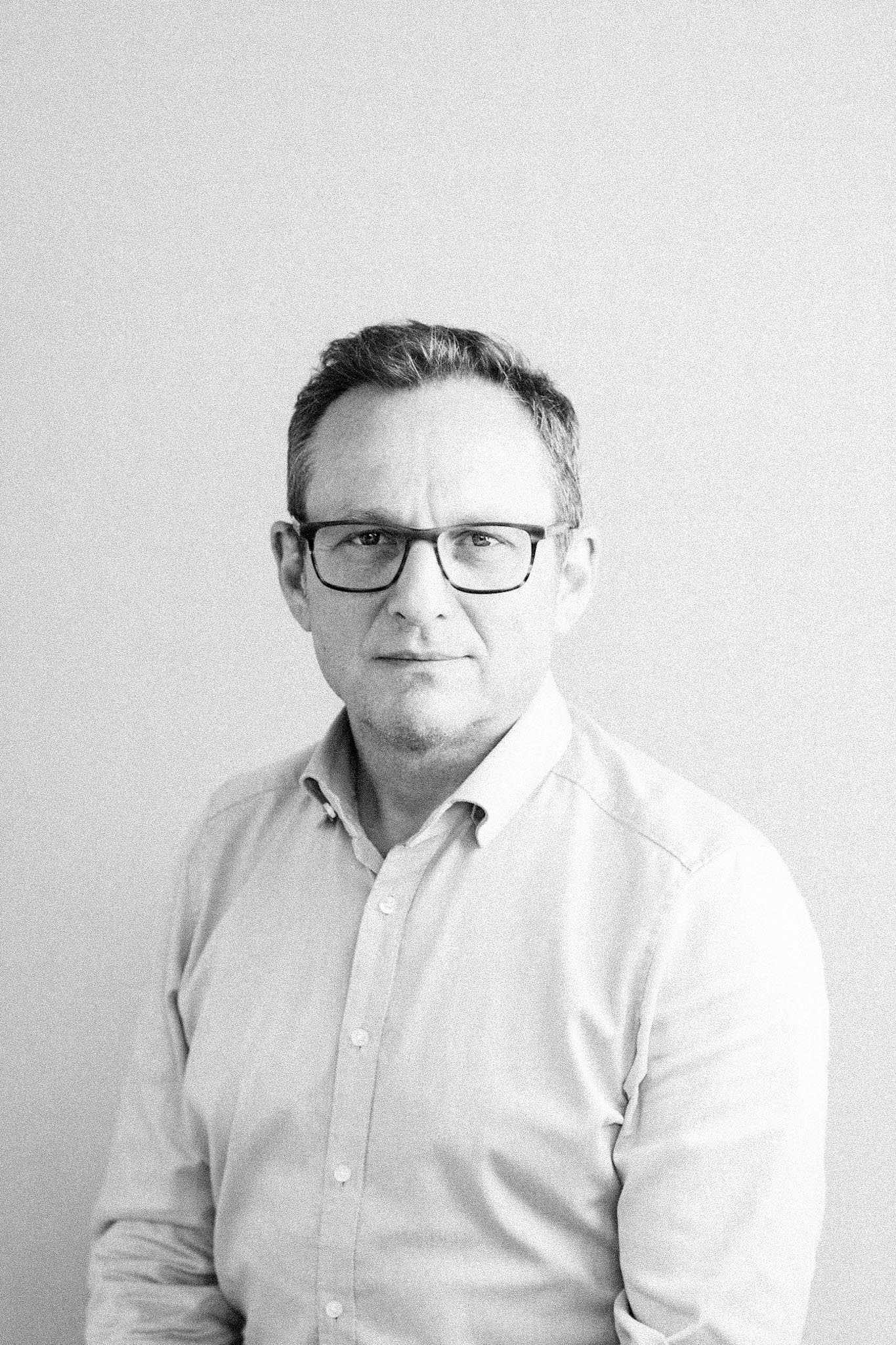 Portrait of sales trainer Johannes Wagner in Metzingen by lifestyle photographer Nadine Wilmanns / Portrait von SHP-Potential-Trainer Johannes Wagner fotografiert von Lifestyle Fotografin Nadine Wilmanns im Atelier in Metzingen
