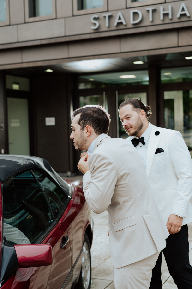 Groom and best man adjusting ties before wedding ceremony in Reutlingen / Bräutigam und Trauzeuge rücken Krawatten beim Getting Ready in Reutlingen zurech