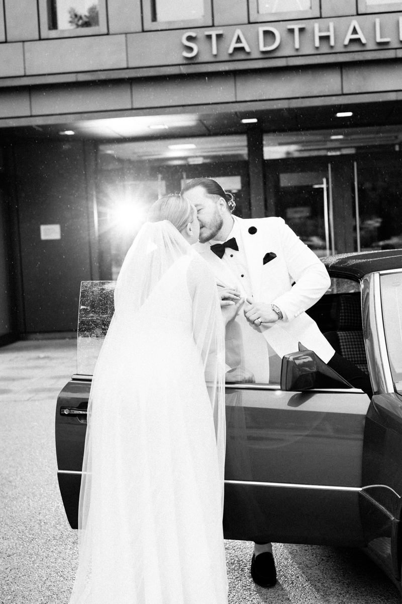 Deeply emotional first kiss between bride and groom in Reutlingen / Sehr emotionales Kussfoto des Brautpaars bei der Hochzeit in Reutlingen