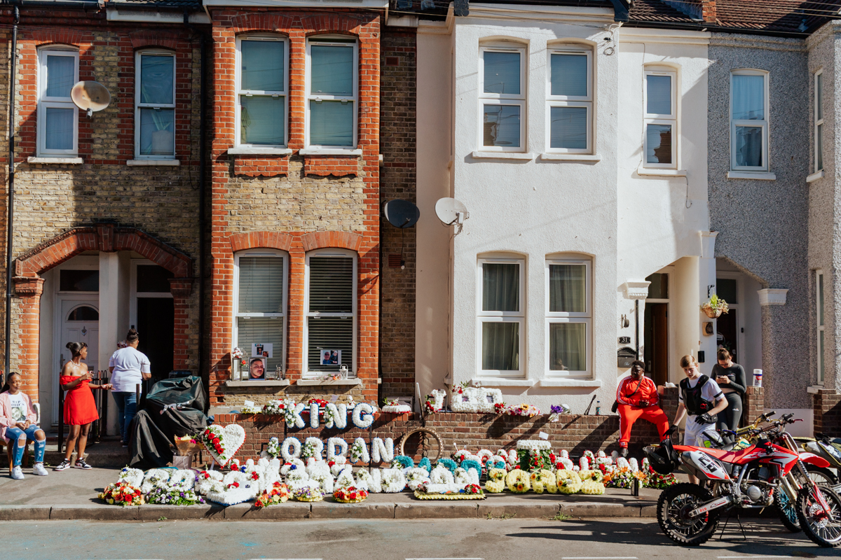 Sea of funeral floral tributes outside a London home / Großes Blumenmeer vor einem Wohnhaus in London