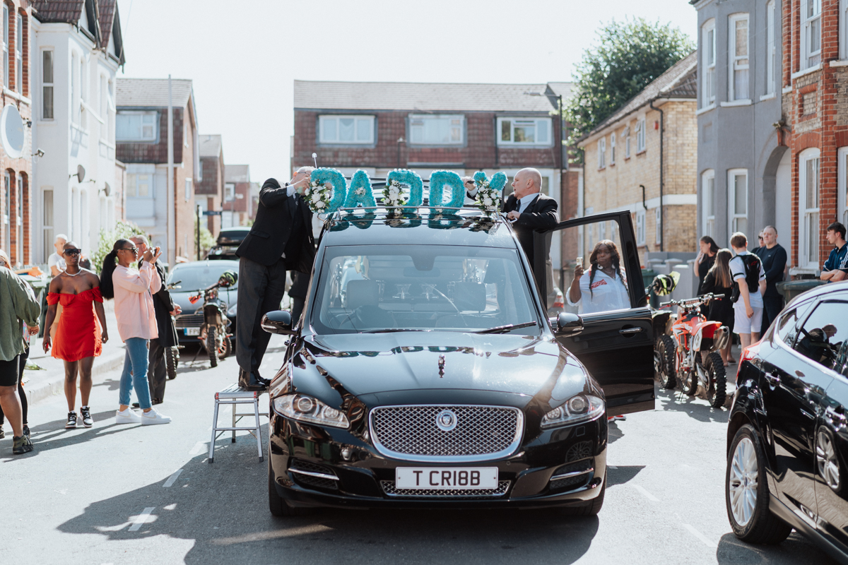Floral letter tribute spelling Daddy on top of a hearse in London / Blumenschriftzug Daddy auf dem Dach des Leichenwagens in London
