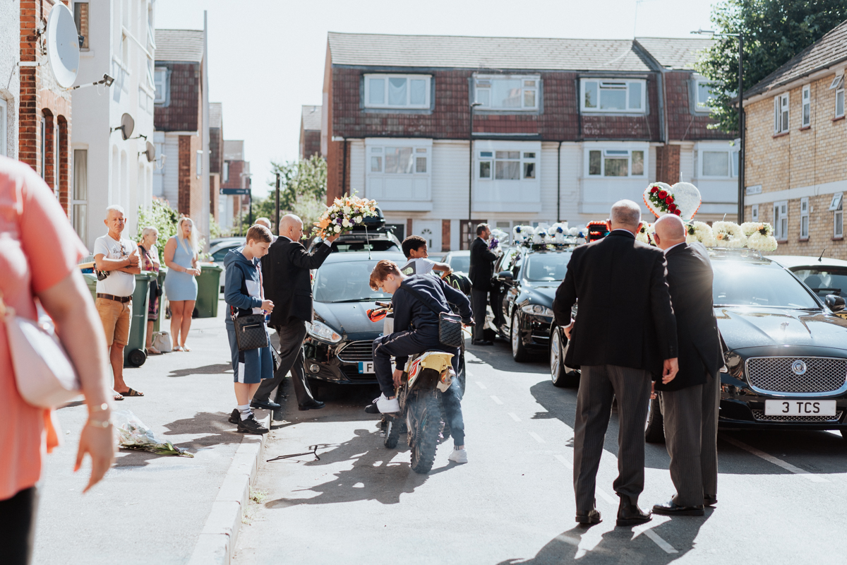Funeral directors preparing the hearse in a London street / Vorbereitung des Leichenwagens vor der Fahrt in London