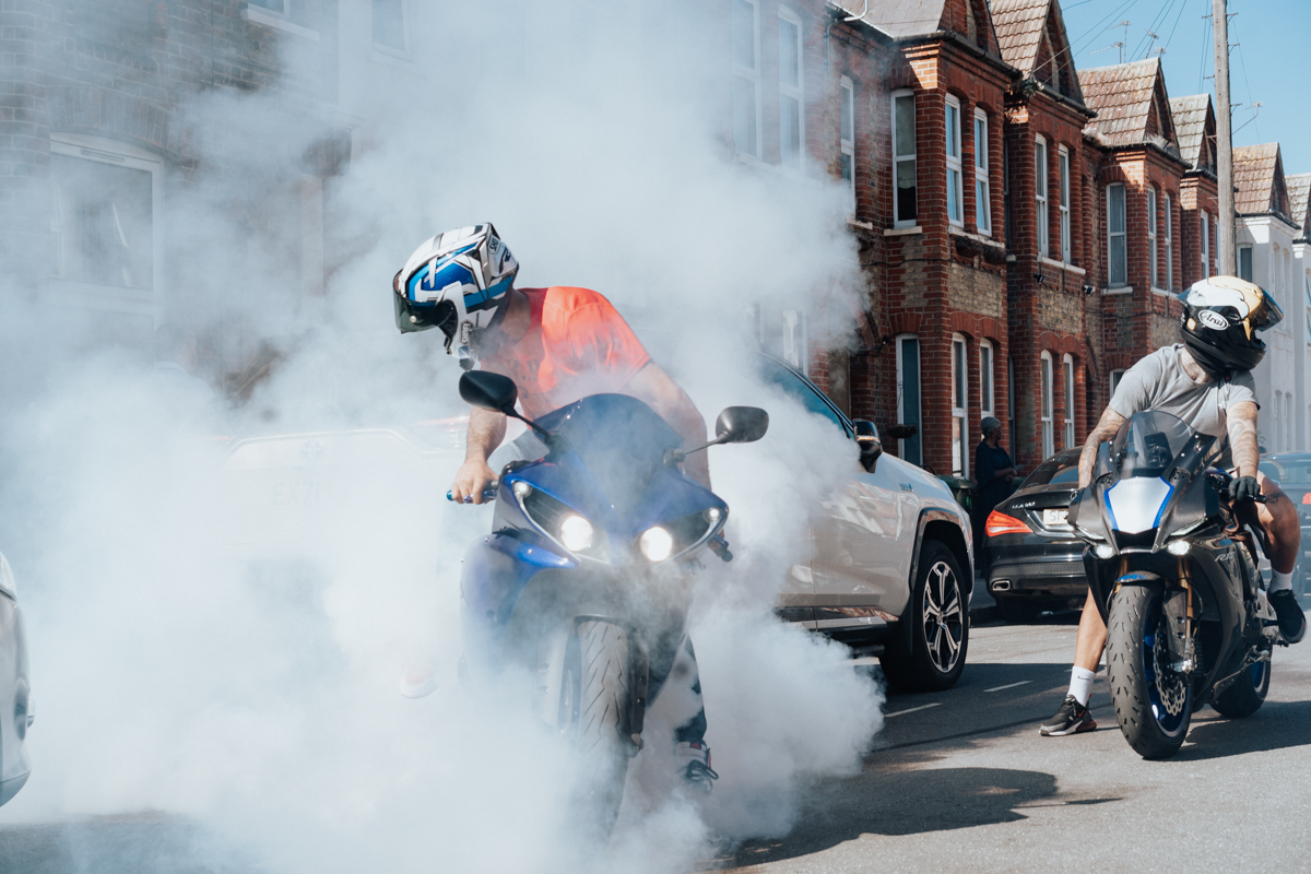 Motorbike escort creating smoke tribute for funeral hearse in London / Motorrad-Eskorte mit Rauch und Geräusch als Erweisung der letzten Ehre