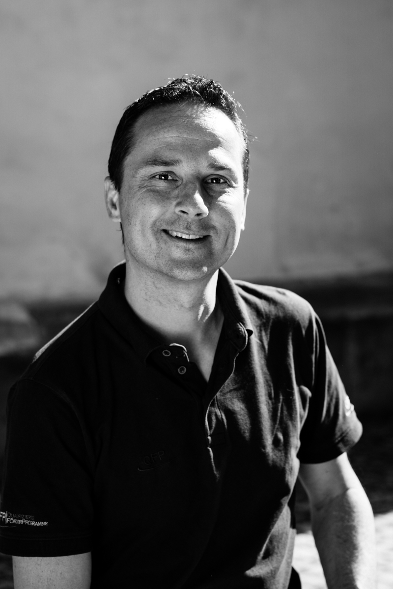 Alexander Schumann corporate management consultant at QFP in professional portrait and discussing business defining moments